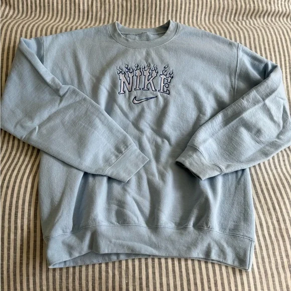 NIKE Crew Neck Sweatshirt - Picture 2 of 7